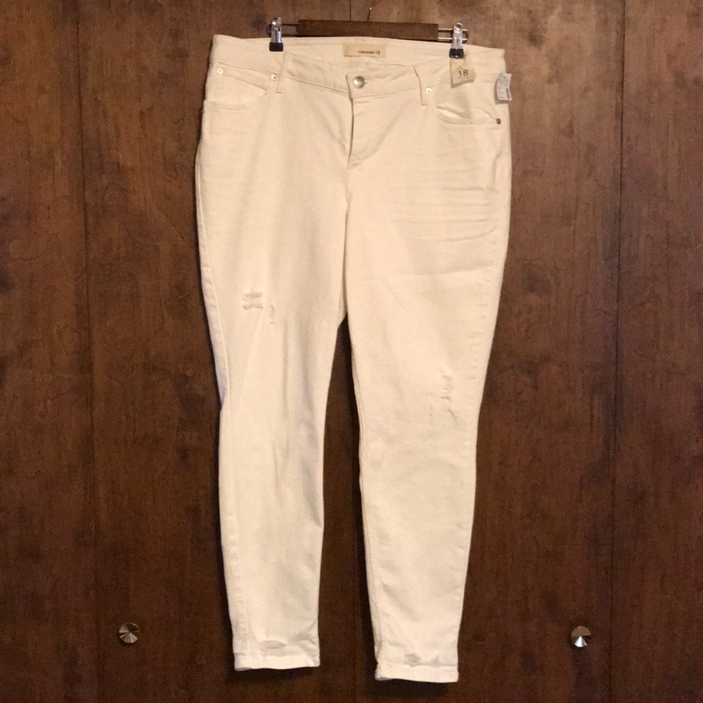 White distressed jeans